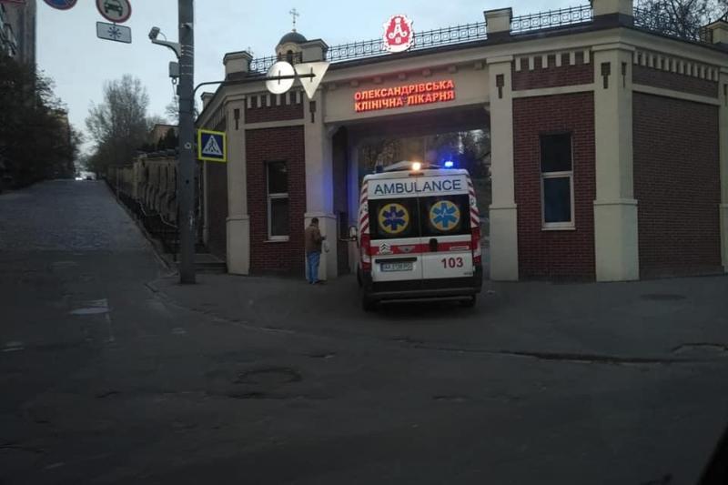 ЗМІ: з Києво-Печерської лаври виїхало 9 "швидких" з хворими