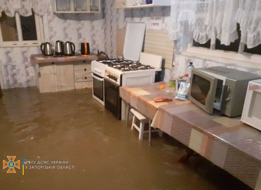 Злива затопила Кирилівку та Залізний Порт, але відпочиваючі не засмутилися