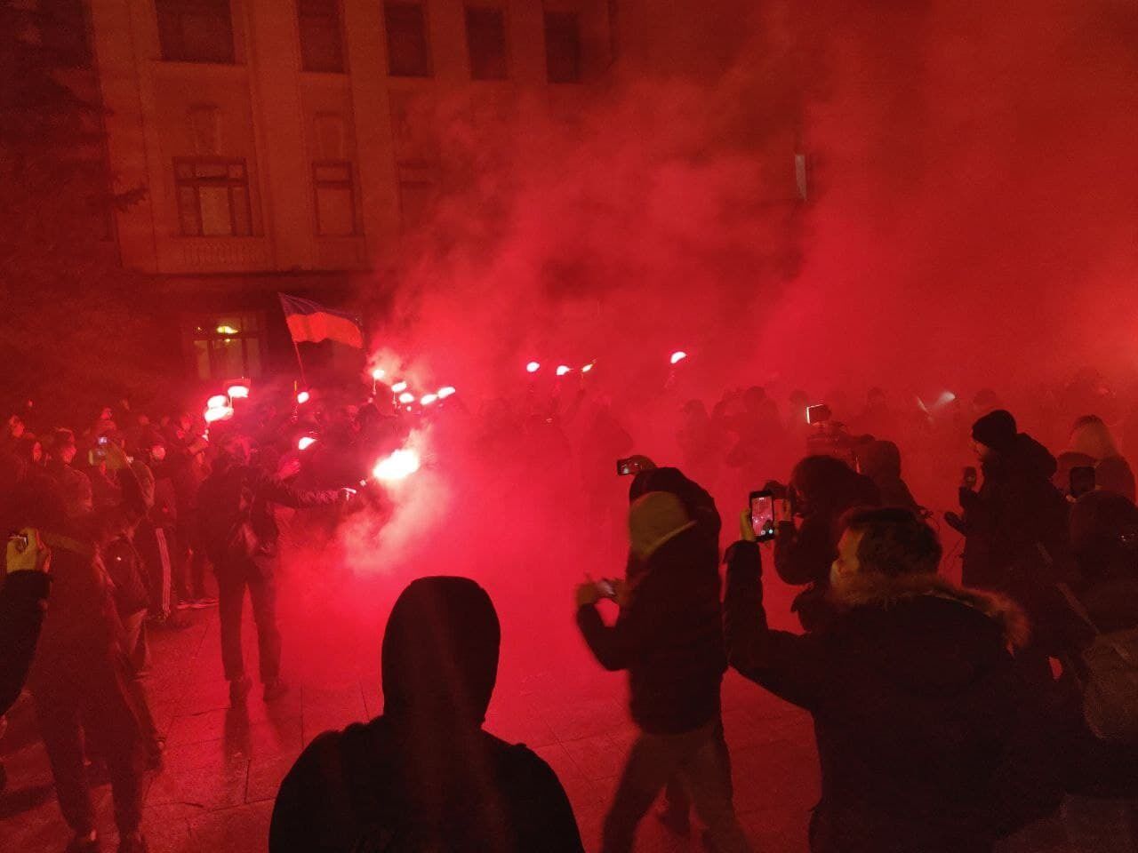 Учасники протесту запалили фаєри