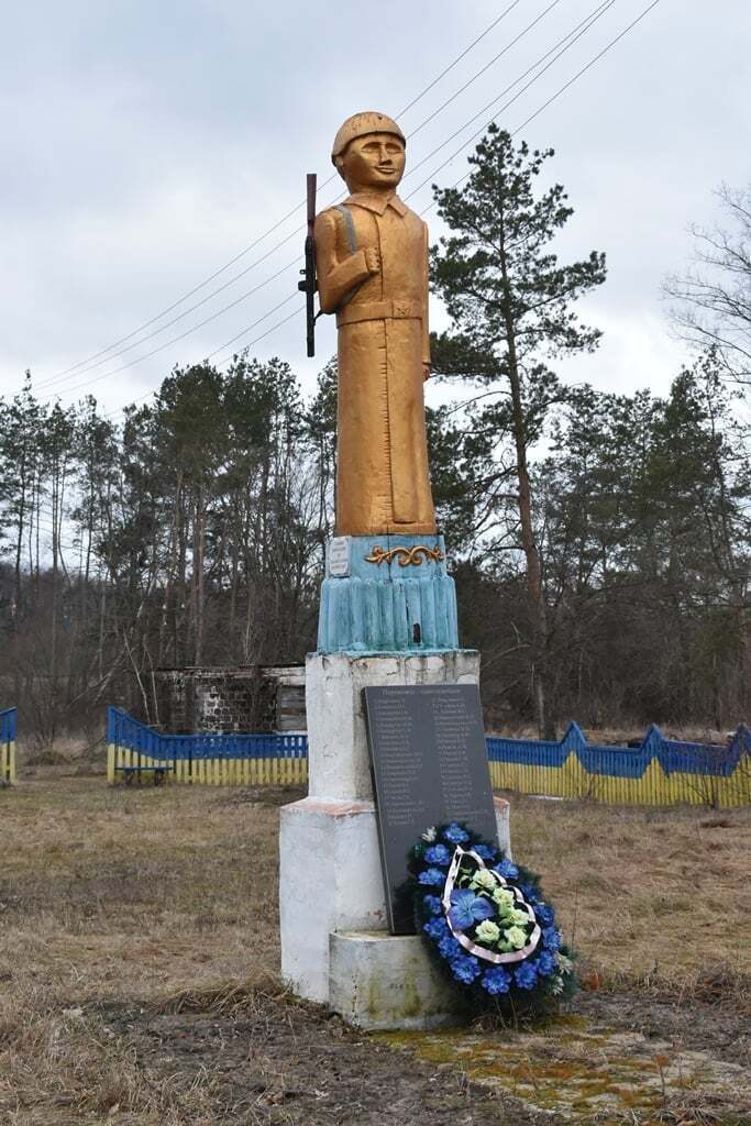 Скандал: На Житомирщині в пам`ятнику загиблому солдату знайшли схожість із Путіном