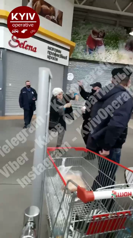 Охоронець супермаркету відлупцював жінку за відсутність маски
