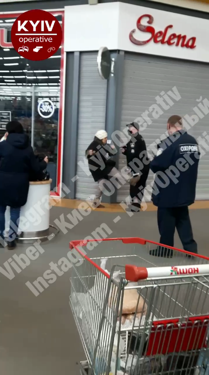 Охоронець супермаркету відлупцював жінку за відсутність маски