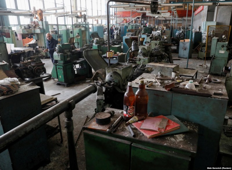 Фоторепортаж: Покинутий завод із випуску апаратів ШВЛ в Україні