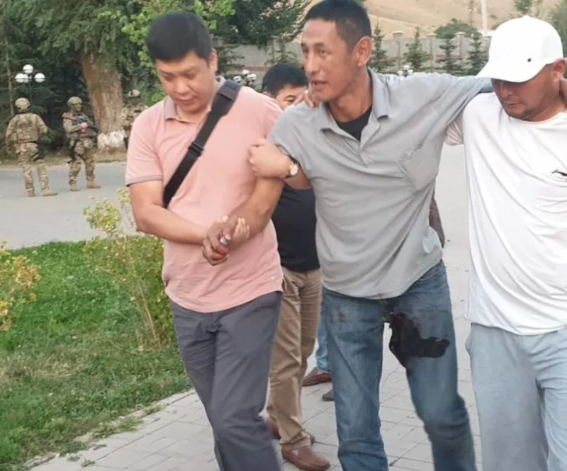 У Киргизії спецназ штурмував будинок експрезидента: багато поранених