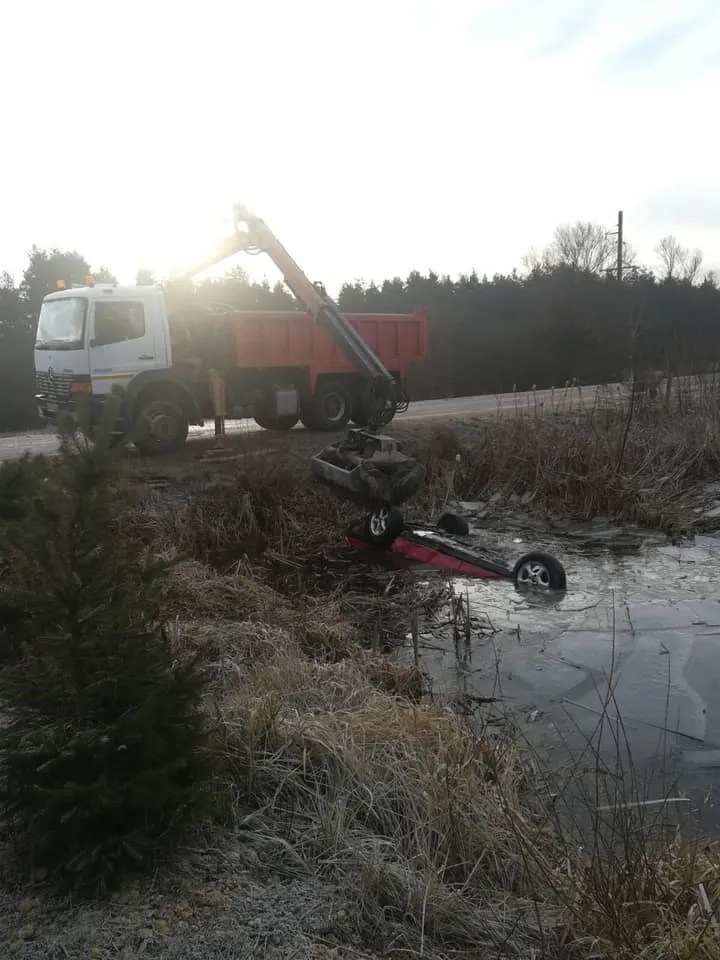 На Львівщині у водоймі знайшли авто з 4 тілами