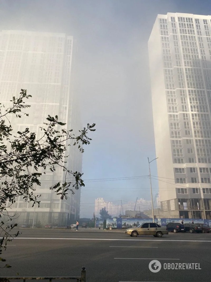 Район біля метро "Харківська" також весь у тумані.