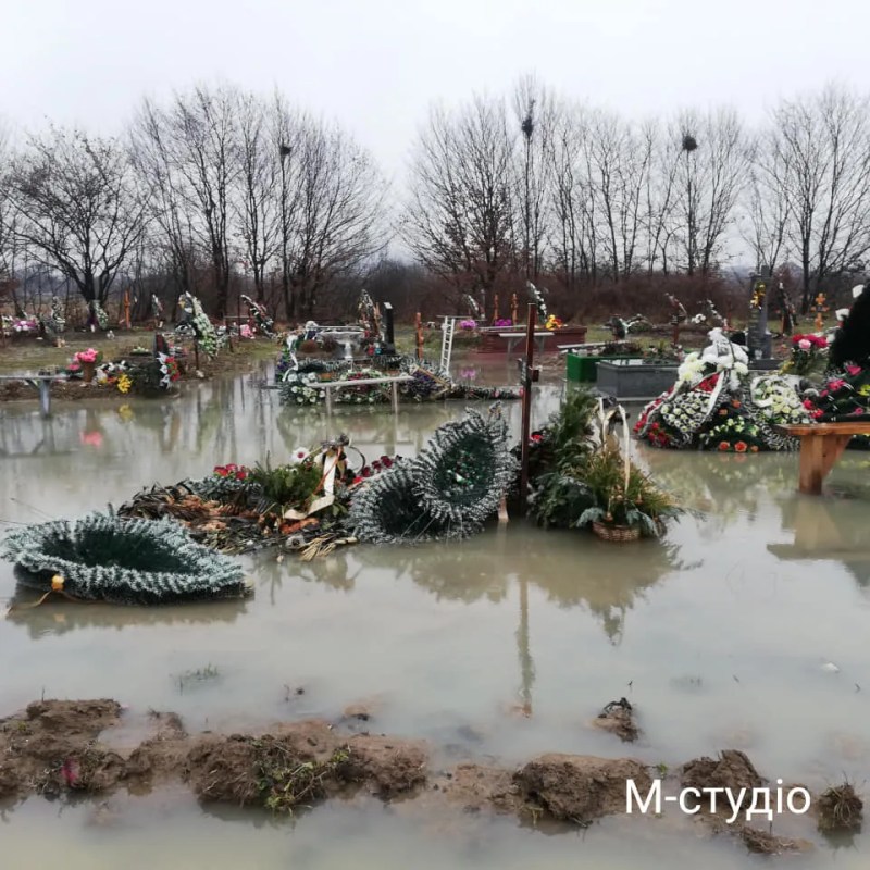 У Мукачево затопило цвинтар