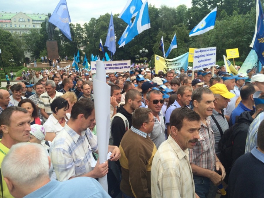 У Києві проходить Всеукраїнський марш протесту проти підвищення комунальних тарифів (фото)