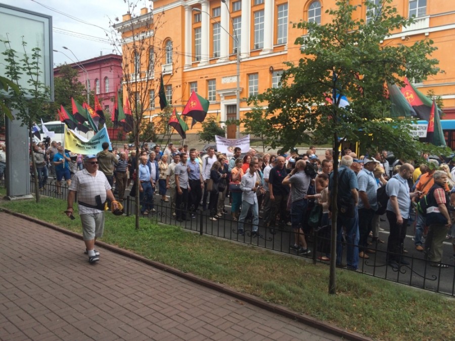 У Києві проходить Всеукраїнський марш протесту проти підвищення комунальних тарифів (фото)