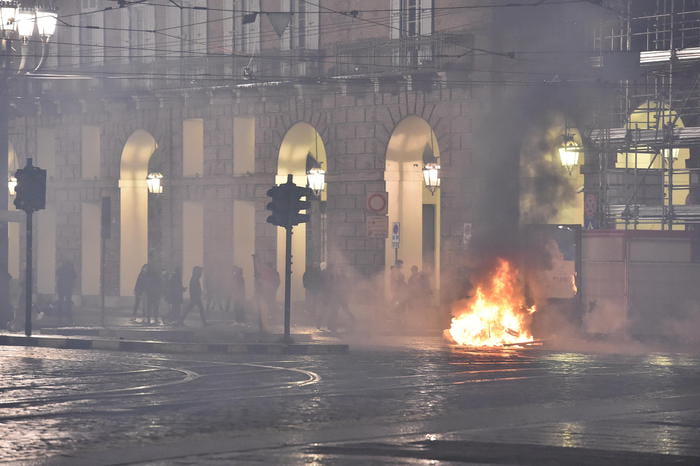 В Італії відбулися масові протести проти жорстких обмежень, пов'язаних з COVID-19