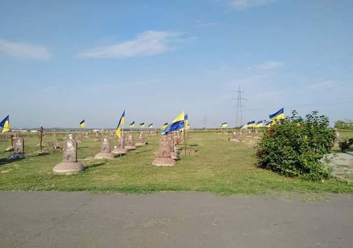 У Дніпрі комунальники зняли прапори з могил загиблих бійців АТО