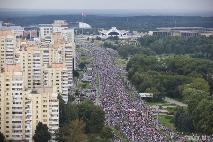 У Мінську марш єдності: більше 100 тисяч учасників і колючий дріт