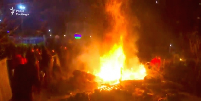 Биті вікна і барикади з вогнем: на Полтавщині відтіснили протест і завезли людей з Уханю