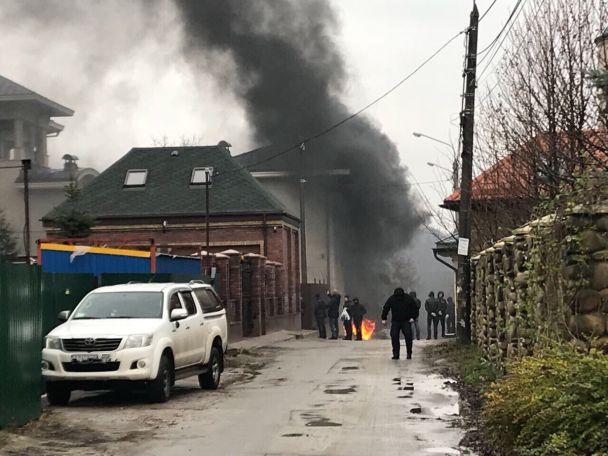 "Поверни награбоване!" У Києві невідомі підпалили шини біля маєтку екс-міністра й обмалювали стіни