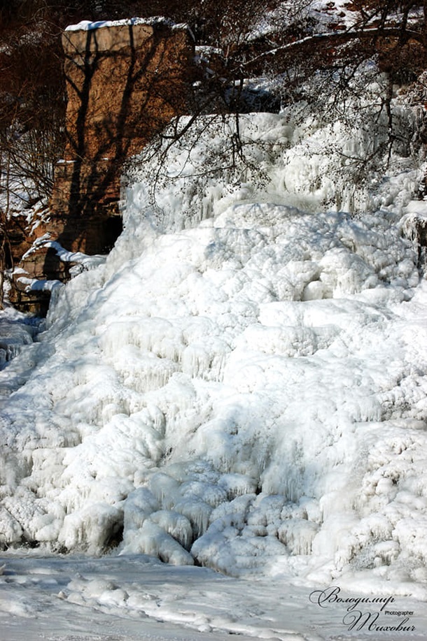 Мороз скував найбільший рівнинний водоспад України