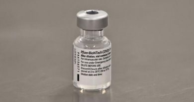Медпрацівник з Каліфорнії захворів на коронавірус після вакцинації препаратом Pfizer Inc